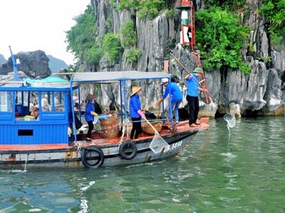 Hạ Long “tuyên chiến” với rác thải nhựa