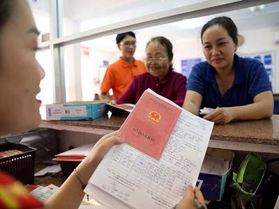 Chính phủ yêu cầu các địa phương bãi bỏ ngay quy định yêu cầu người dân xuất trình sổ hộ khẩu