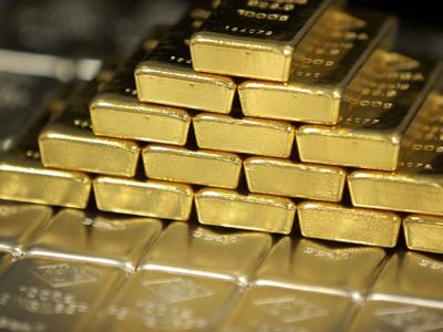 Giá vàng giằng co, chuyên gia bi quan, SPDR Gold Trust vẫn xả