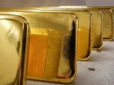 Giá vàng nhảy vọt lên đỉnh hơn 1 tháng nhờ đồng USD tụt giá, "cá mập" SPDR Gold Trust bất ngờ mua ròng