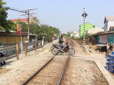 Nhiều địa phương đề xuất xây đường gom, xóa lối đi tự mở qua đường sắt