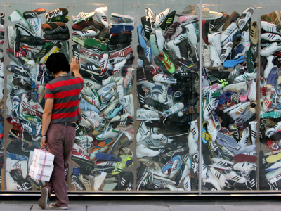 Những “ông lớn” giày thể thao chật vật xoay sở vì thị trường Trung Quốc