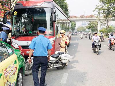 Công an Hà Nội mạnh tay dẹp nạn "cò mồi", xử nghiêm ô tô bắt khách dọc đường