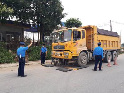 Nhiều doanh nghiệp vẫn chống đối, cản trở khi có phương tiện quá tải bị xử lý