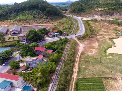 Lấn chiếm hành lang nghiêm trọng trên tuyến đường sắt vắng tàu 10 năm tại Nghệ An