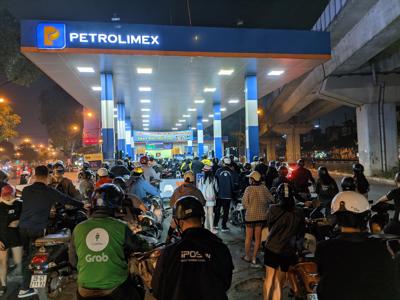 Thiếu xăng dầu cục bộ có dấu hiệu lan rộng ở nhiều tỉnh, thành phía Bắc