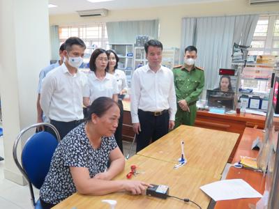 Dùng công nghệ xác thực vân tay trên căn cước công dân gắn chíp trong khám chữa bệnh 