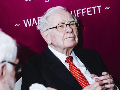 Trong một năm “bết bát” của giới đầu tư toàn cầu, Warren Buffett vẫn ăn nên làm ra