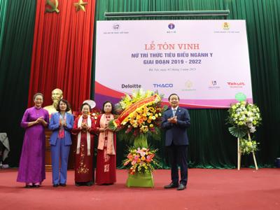 Tôn vinh 51 nữ trí thức tiêu biểu ngành y giai đoạn 2019 - 2022