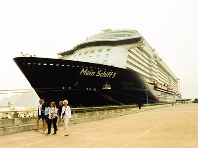 Du thuyền cao cấp Mein Schiff 5 đưa gần 2000 khách quốc tế đến Hạ Long