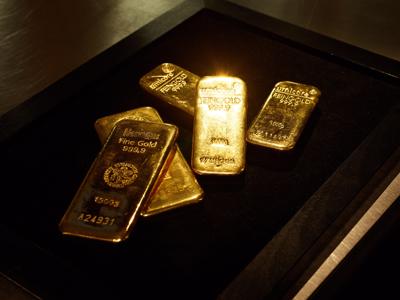 Giá vàng thế giới tăng mạnh nhờ đồng USD quay đầu tụt dốc