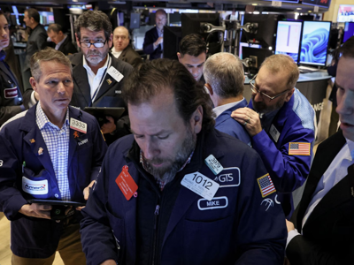 Dow Jones “bay” hơn 300 điểm vì một ngân hàng Mỹ đổ vỡ, giá dầu tăng hơn 1% sau báo cáo việc làm