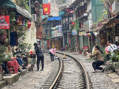 Sẽ phạt nặng doanh nghiệp lữ hành bán tour đến phố cà phê đường tàu Hà Nội