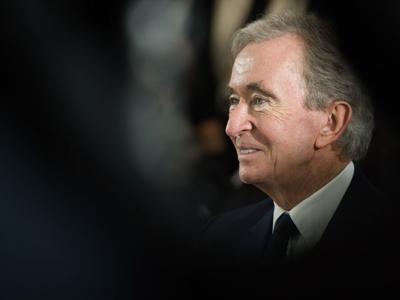 Tài sản của "ông trùm" đồ hiệu Pháp Bernard Arnault lần đầu vượt 200 tỷ USD