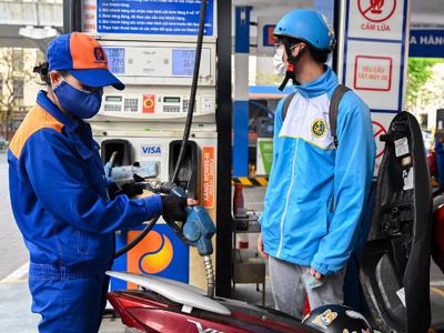 Giá xăng dầu “hạ nhiệt” theo đà giảm của thế giới
