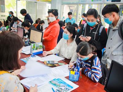 Học phí đại học: Vì sao trường tư công khai, trường công dè dặt?
