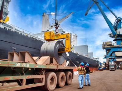 Nhập khẩu nhóm hàng nguyên liệu sản xuất giảm mạnh kéo thu ngân sách ngành hải quan sụt 18%