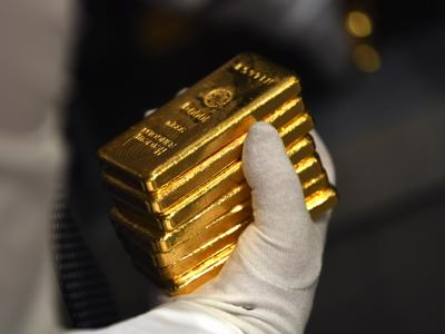 Giá vàng thế giới lao dốc, “cá mập” SPDR Gold Trust bán mạnh