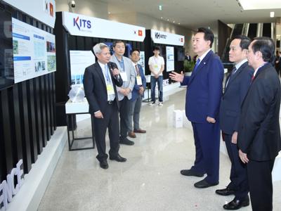 Tổng thống Hàn Quốc thăm Trung tâm Nghiên cứu và Phát triển tại Hà Nội của Samsung