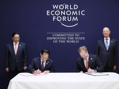 Vietnam & WEF to promote cooperation in innovation and digital transformation