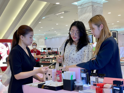 Đẩy mạnh mua sắm không tiền mặt: Hàng hiệu vào cuộc khuyến mại