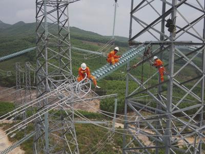 Hoàn thành gấp dự án đường dây 500kV mạch 3 kéo dài để cung ứng điện cho miền Bắc