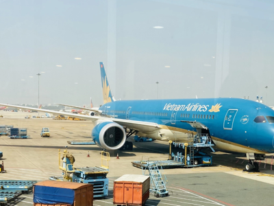 Lãi gộp hai quý đầu năm lên gần 2.900 tỷ đồng, Vietnam Airlines vẫn "nặng" cánh bay