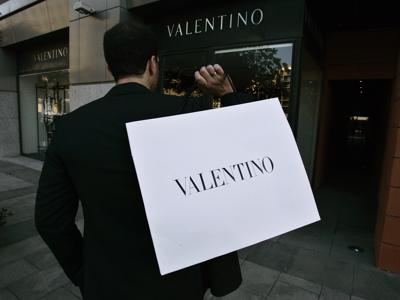 Doanh số bán hàng tụt dốc, Kering mua 30% cổ phần của Valentino