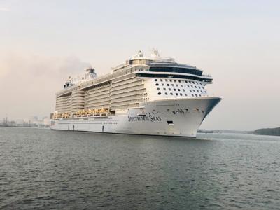 Siêu tàu biển Spectrum of the Seas đưa 3.000 du khách đến Nha Trang