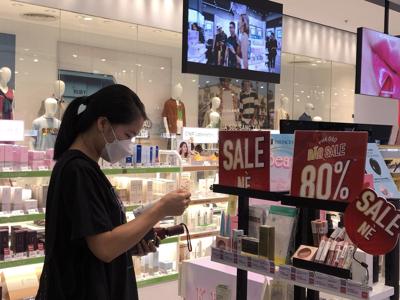Hàng hiệu thời trang “nhập cuộc” giảm giá hưởng ứng Shopping Season 2023