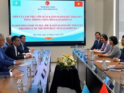 Tổng thống Cộng hòa Kazakhstan Kassym-Jomart Tokayev thăm một số doanh nghiệp tại Bắc Ninh