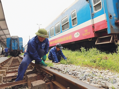 Nỗ lực “thay áo” hoạt động duy tu, sửa chữa đường sắt