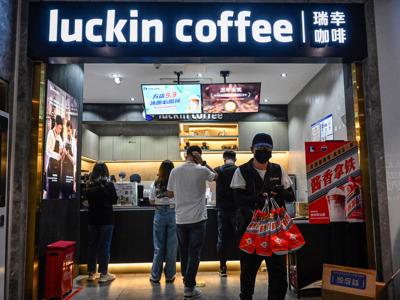 Từ “đống tro tàn” phá sản, Luckin Coffee đã “qua mặt” Starbucks ở Trung Quốc như thế nào?