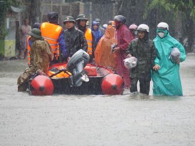 Lần đầu tiên trong lịch sử, cảnh báo rủi ro thiên tai cấp 4 do mưa lũ tại Thừa Thiên Huế  - Đà Nẵng 