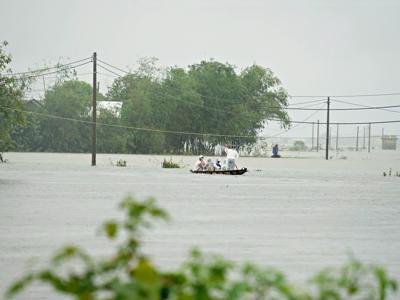 Quảng Trị - Thừa Thiên Huế nhiều nơi ngập trong biển nước
