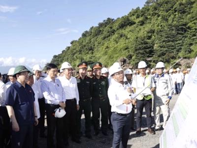 Chủ tịch Quốc hội Vương Đình Huệ: Đầu tư xây dựng cảng Liên Chiểu sẽ góp phần xây dựng "thế chân kiềng" kinh tế của thành phố Đà Nẵng.