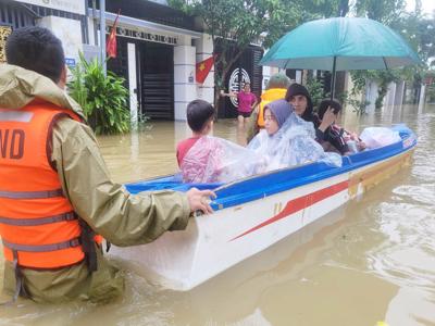 Chủ động bố trí lực lượng, phương tiện để hỗ trợ người dân vùng lũ lụt sơ tán