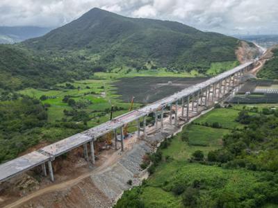 Hợp long cầu qua núi cao nhất trên tuyến cao tốc Cam Lâm - Vĩnh Hảo