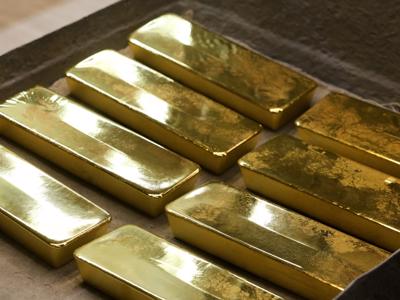 Giá vàng lao dốc xuống dưới 2.000 USD/oz, “cá mập” SPDR Gold Trust bán mạnh