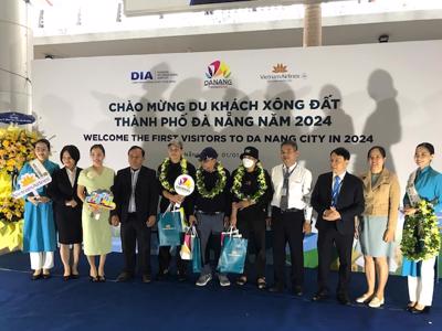 Đà Nẵng tấp nập đón du khách “xông đất” qua đường hàng không