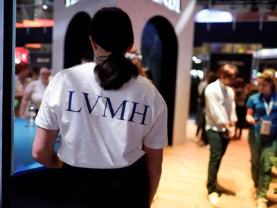 Tỷ phú Bernard Arnault cải tổ LVMH mạnh mẽ để chuẩn bị cho năm 2024