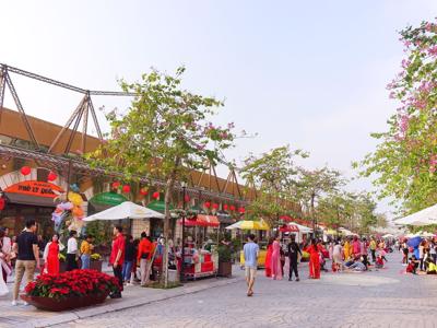 Phố đi bộ Pont de Long Bien hút khách du xuân