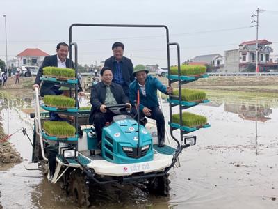 Thủ tướng lái máy cấy, động viên nông dân sản xuất nông nghiệp