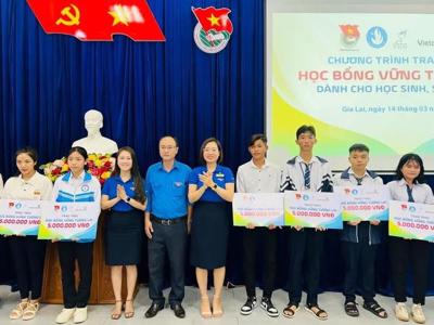 Đoàn thanh niên Vietcombank Gia Lai và Bắc Gia Lai trao tặng học bổng “Vững tương lai”