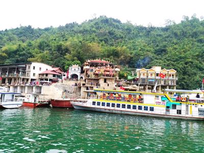 Kinh tế bấp bênh, cử tri đề xuất bỏ quy định tàu du lịch phải gắn thiết bị định vị