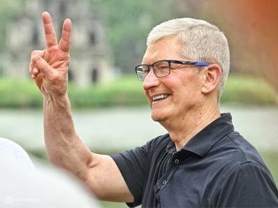 Apple CEO Tim Cook Visits Vietnam, Hinting at Growth Plans