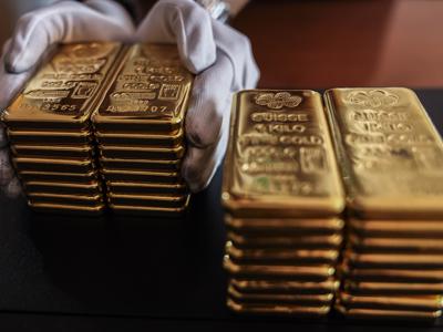 Giá vàng thế giới giữ đà tăng do sức nóng Trung Đông, “cá mập” SPDR Gold Trust bán ròng