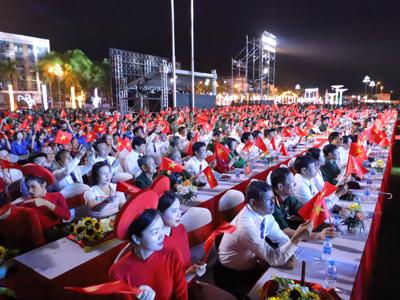 Hàng nghìn người có mặt tại điểm cầu Thanh Hóa, xem truyền hình đặc biệt kỷ niệm 70 năm Chiến thắng Điện Biên Phủ