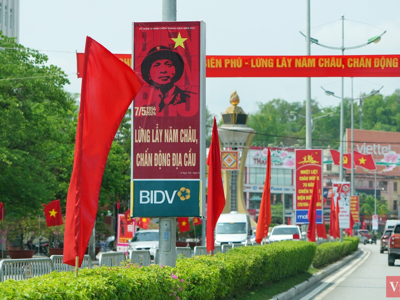 [Phóng sự ảnh]: Điện Biên Phủ tưng bừng cờ hoa, tấp nập du khách trước ngày đại lễ