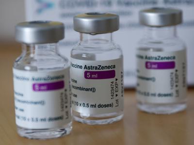 Vaccine Covid-19 AstraZeneca gây cục máu đông: Không cần đổ xô đi làm xét nghiệm